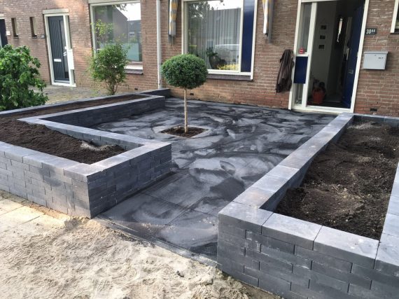 Voortuin met hoge border